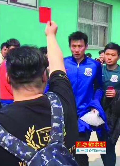 查理（吴镇宇 饰）是一个伪装残疾的骗子，冯仁炳（郑中基 饰）是一个无所事事的村长， 自称恶人的两人对初来村中的美男余真（江疏影 饰）一见倾慕。余真因怀孕和前男朋友交恶而出走来到此地，无依无靠之时遂心生奇策，邀查理和阿炳来抵家中共度晚饭。酒醉后余真居心让两人误觉得与她促进功德致使怀孕，两人受骗，难辨谁为亲生父亲，因而配合赐顾帮衬余真。一日， 两人发现都不是孩子的亲生父亲，因而怒把余真交还给她前男朋友换取财帛。事成后，二人偶尔得知余真前男朋友想拿孩子做尝试，因而查理和阿炳两人念及旧情，决议往救援余真和她行将出生避世的孩子……
