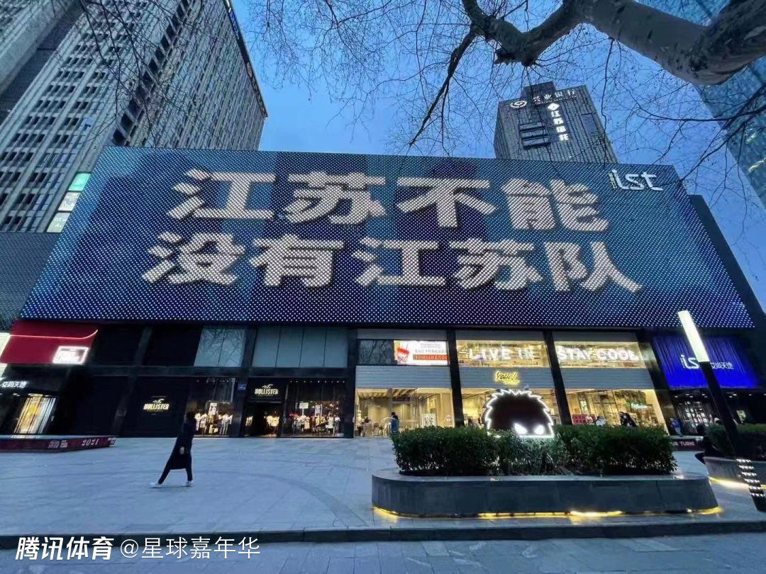 有意大利媒体提到，弗拉霍维奇的转会费用降低了一些，但在我看来，除非弗拉霍维奇收到一份重量级的提案，否则他会留在尤文，从7月份以来情况就是如此。